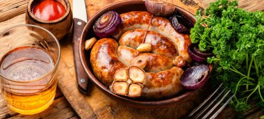 ahşap masa üstünde ızgara sosis