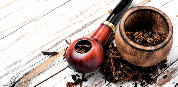 Smoking pipe on a wooden table — Stock Photo, Image