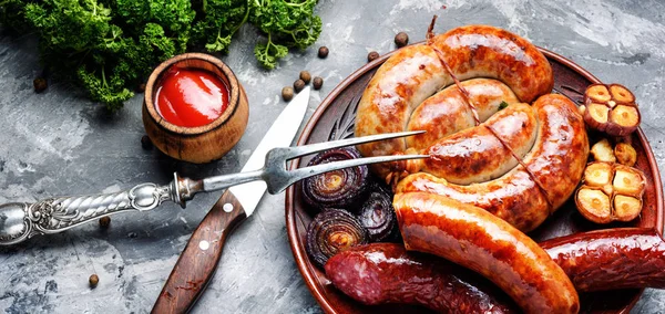 Saucisses de porc grillées savoureuses — Photo