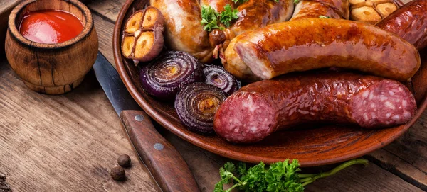 Saucisses grillées sur planche de bois — Photo