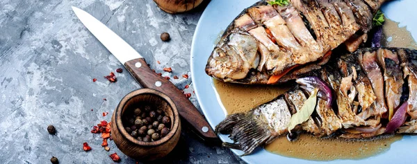 Sabroso pescado al horno en el plato —  Fotos de Stock