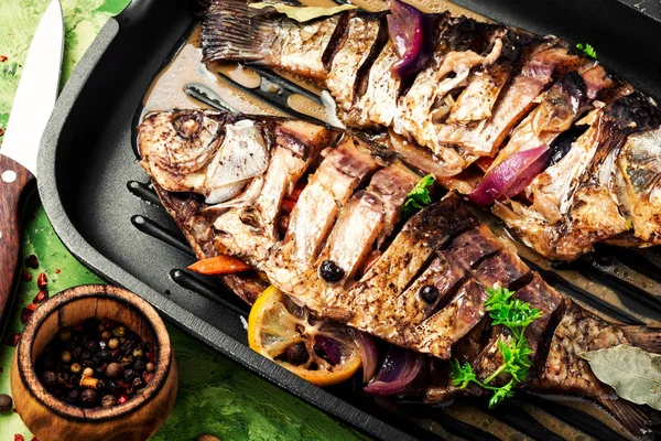 Sebze ile doldurulmuş sazan