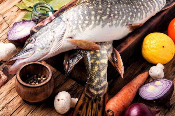 Lucio de pescado en el tablero de la cocina —  Fotos de Stock