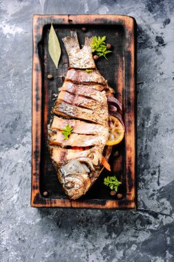 Sebze ile doldurulmuş sazan