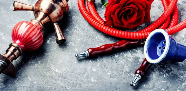 Wasserpfeife mit Rosengeschmack rauchen — Stockfoto