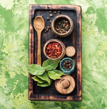 Baharat ve otlar mutfak masasında
