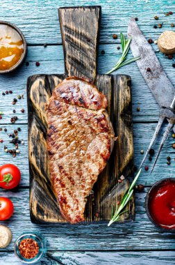 Ahşap zemin sığır eti biftek