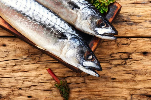 Pesce affumicato con erba — Foto Stock