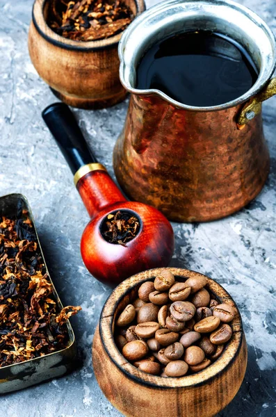 Sigara boru ve kahve — Stok fotoğraf