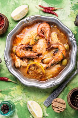 Baharatlı çorba ve deniz ürünleri.