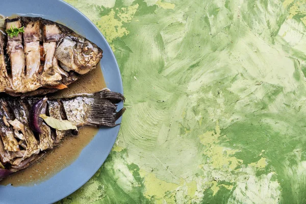 Gegrillter Fisch auf Teller — Stockfoto