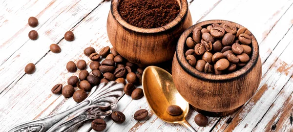 Кофейные зерна и основания — стоковое фото