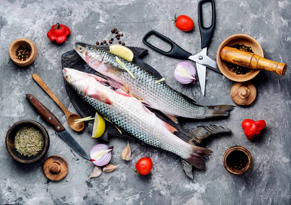 Cocción de pescado crudo e ingredientes —  Fotos de Stock