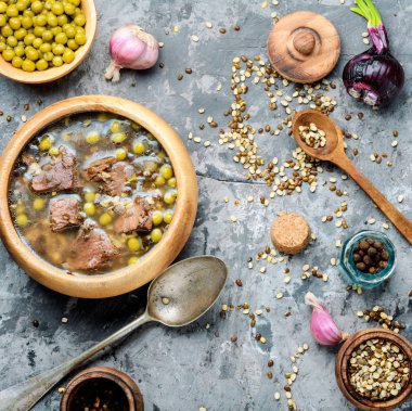 Geleneksel Perulu tavuk çorbası