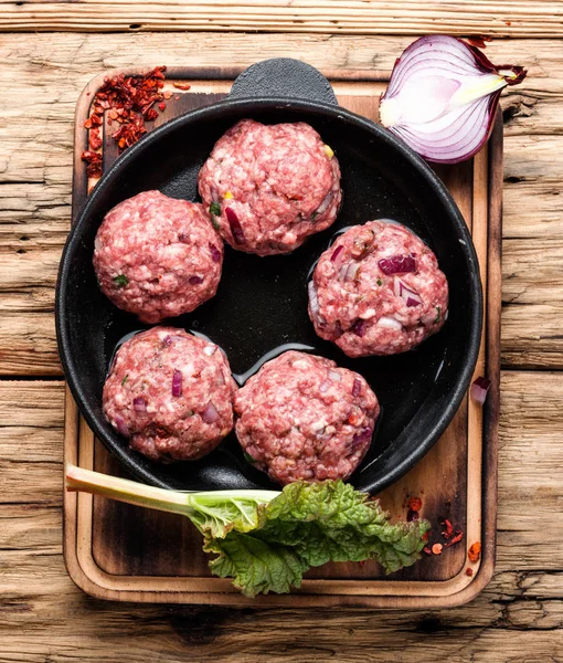 Albóndigas crudas sin cocer — Foto de Stock