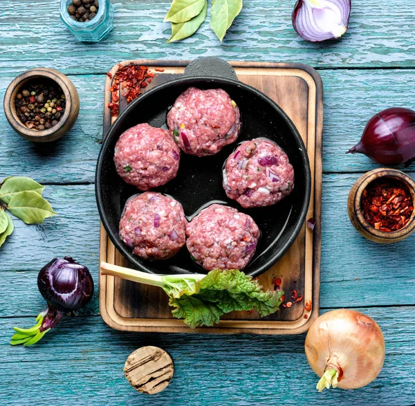 Albóndigas crudas sin cocer — Foto de Stock