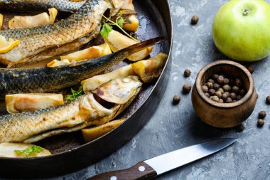 Elma pişmiş balık