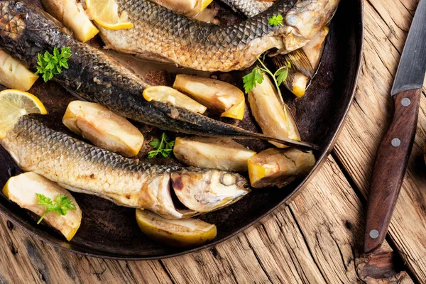 Poisson cuit au four dans les pommes — Photo