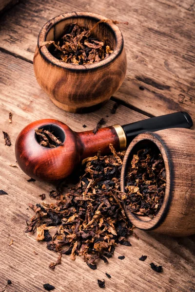 Smoking pipe on wooden table — Stok fotoğraf