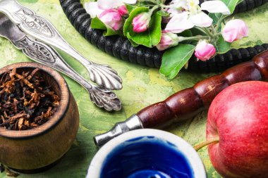 Elma tütünü ile Nargile