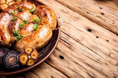 Eski ahşap masada füme salam