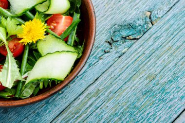 Karahindiba ile bahar salatası