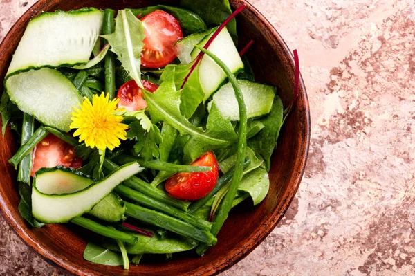 Lente salade met paardebloemen — Stockfoto