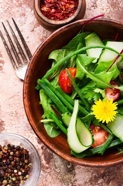 Весенний салат с одуванчиками — стоковое фото