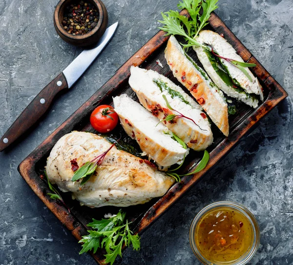 Grilled chicken on cutting board — Stock Photo, Image