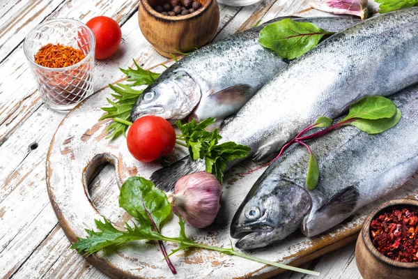 Frischer Fisch auf hölzernem Hintergrund — Stockfoto