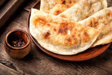 Cheburek, et dolgulu hamur pasta