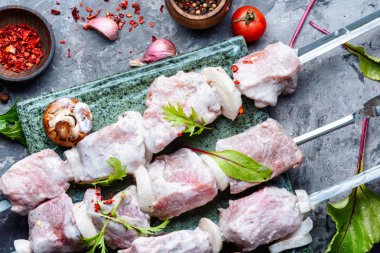 çiğ et şiş üzerinde