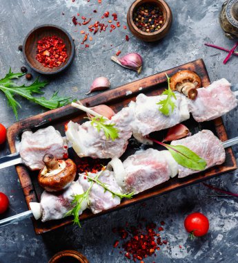 Otlar ile pişmemiş et kebap