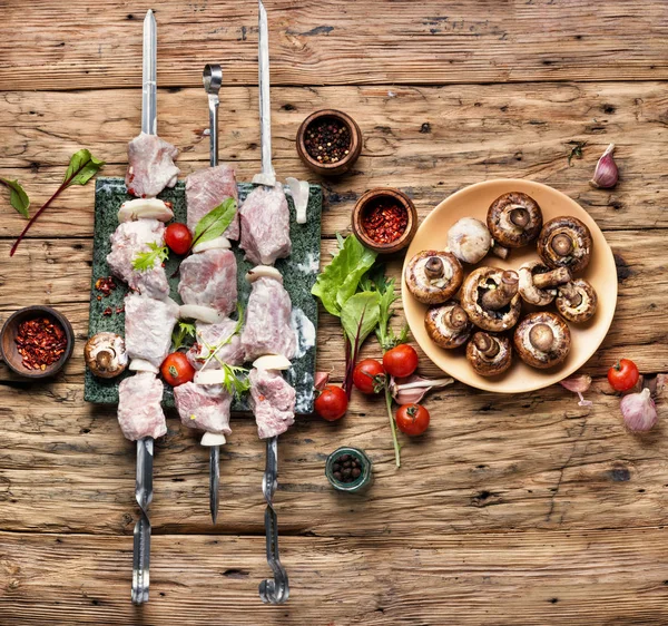Rohes Fleisch Kebab mit Kräutern — Stockfoto
