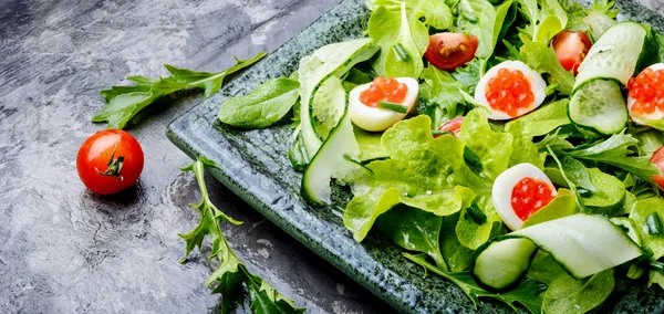 Salada com verduras e verdes — Fotografia de Stock