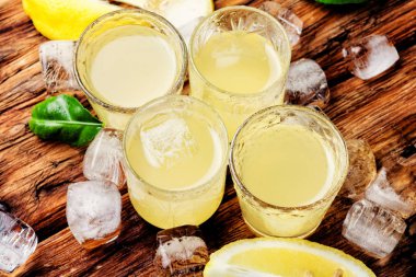Taze limon ile İtalyan limoncello