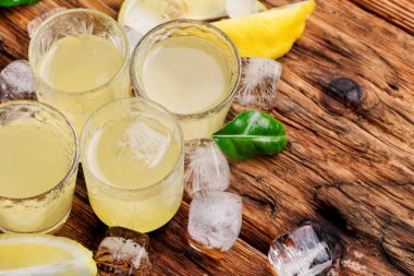 Taze limon ile İtalyan limoncello