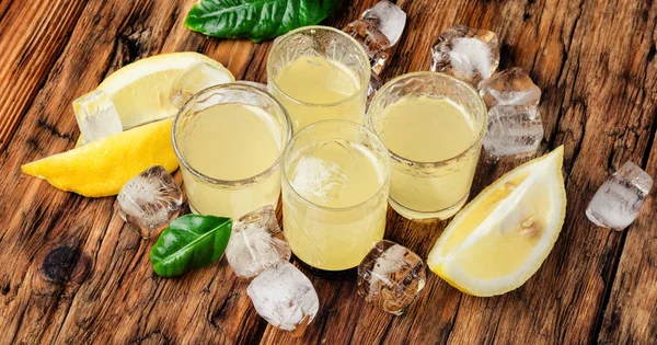 Italské limoncella s čerstvými citronů — Stock fotografie