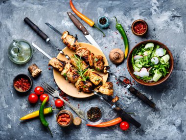 Çubuk üzerinde şiş kebap