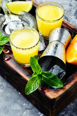 Taze kokteyl portakal ile