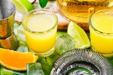 Taze kokteyl portakal ile