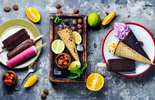 Choklad-och fruktglass — Stockfoto