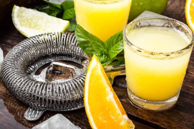 Taze kokteyl portakal ile