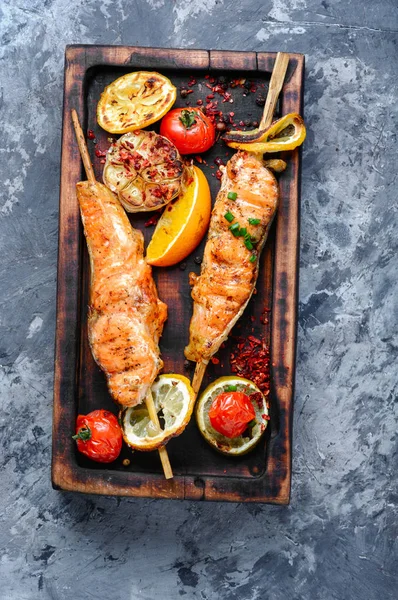 Salmón a la parrilla en tabla de cortar —  Fotos de Stock