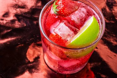 Alkollü çilek kokteyli