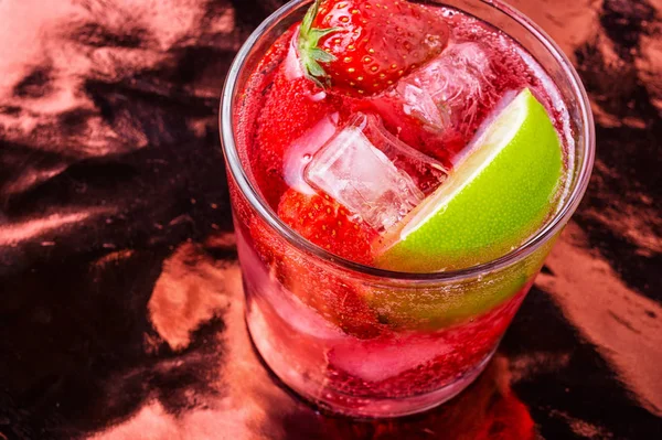 Alkollü çilek kokteyli