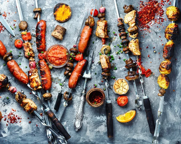 ızgara sebze, et ve sosis