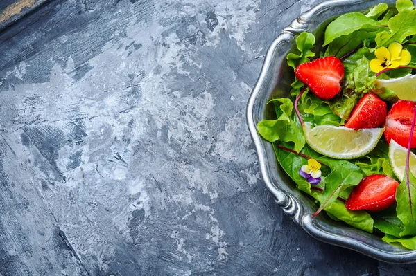 Sommarsallad med jordgubbar — Stockfoto