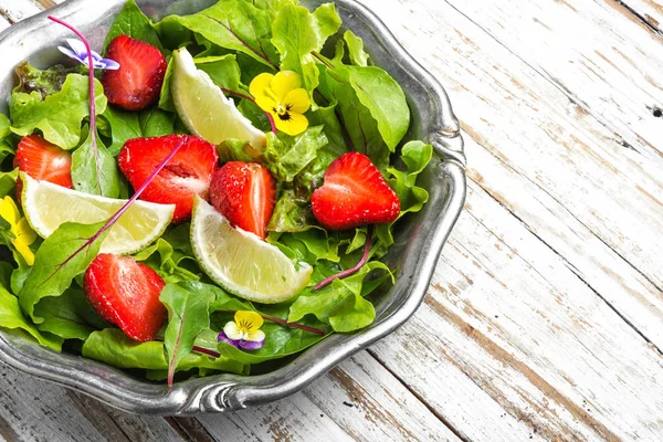 Zomer salade met aardbeien — Stockfoto