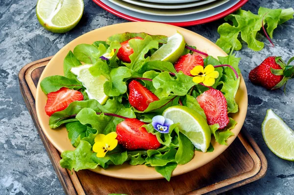Fresh strawberry salad — Zdjęcie stockowe
